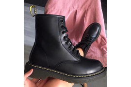 мартинсы черные с белой строчкой 
