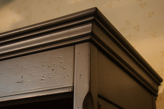 Книжный шкаф однодверный на тумбе с ящиками.