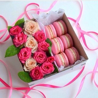 Нежная розовая квадратная коробочка с розами и макаронс