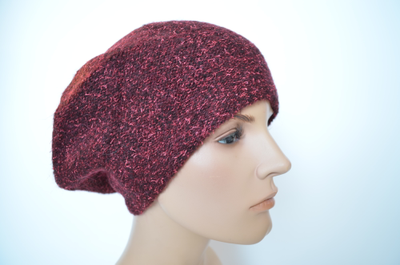 Женский вязаный берет бордо