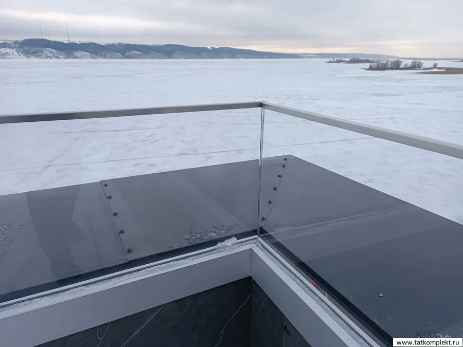 Стеклянные ограждения балкона установлены на парапете. Крепление стеклянного ограждения алюминиевый зажимной профиль 102х60. Высота стекла 700мм, Стекло закаленное, триплекс 12мм(6+6)