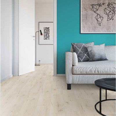 Декор ламината Wineo Дуб Рустик Белый LA174MV4 в интерьере комнаты