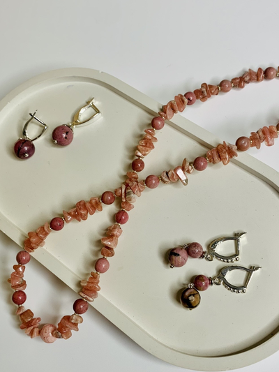 Бусы родонит, разные виды