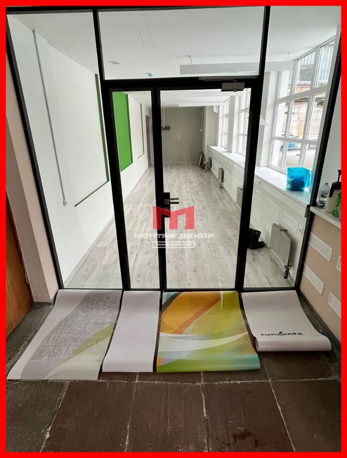 Оклейка витрины из стеклянных перегородок плёнкой с интерьерной печатью