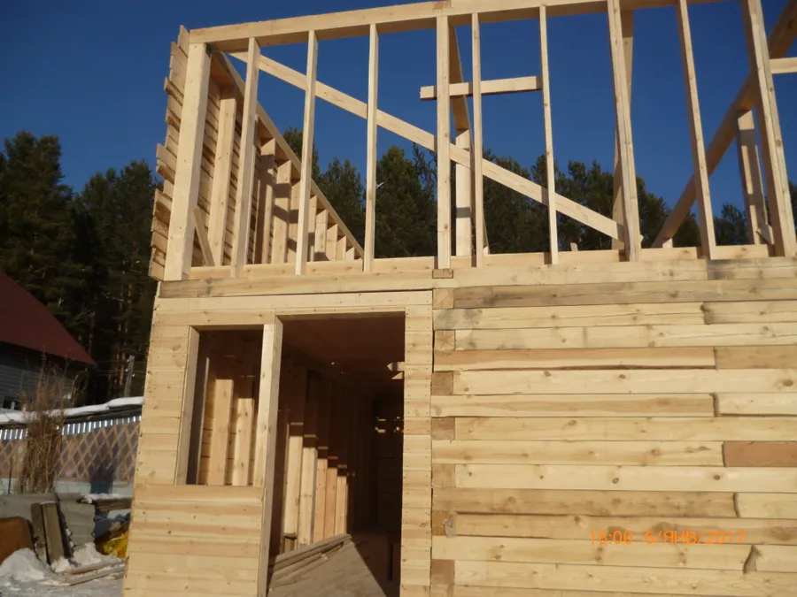 Рубка сруба на фундамент.
Сборка каркаса закрытой веранды и сборка каркаса второго этажа.