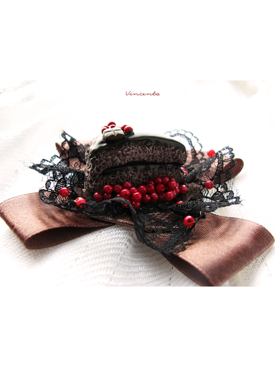 Шоколадный тортик. Брошь в виде кусочка шоколадного торта с ягодами