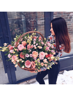 Огромная корзина роз и экзотики