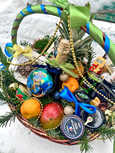 Новогодняя корзина подарочная премиум