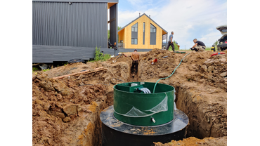 Септик установлен в низине, наращивать горловину не было необходимости