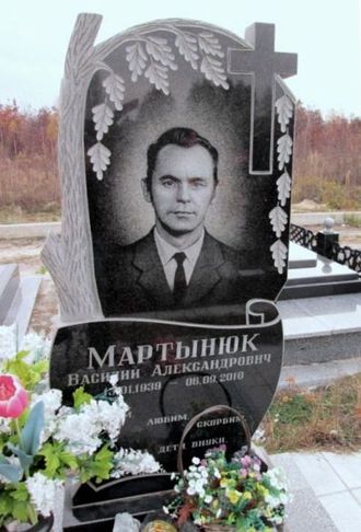 Памятник на могилу мужчине с резным дубом и крестом