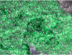 Уваровит кристаллы на породе, Урал (112*68*65 мм, 873 г) №17358