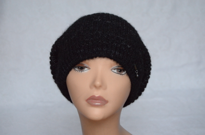 Черный женский вязаный берет на осень - весну фото