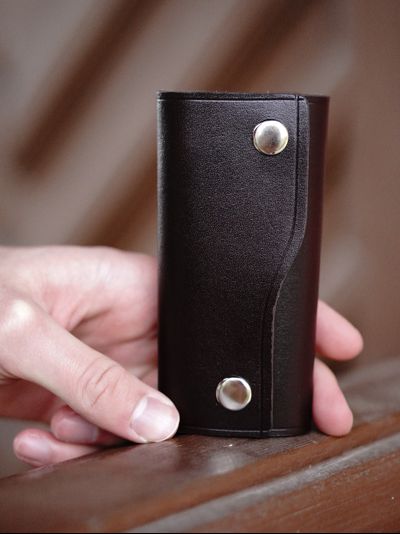 Ключница коричневого цвета KL-001