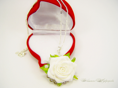 Кулон "Белая бархатная роза"