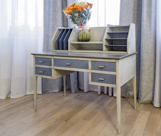 Письменный стол современного стиля с надстройкой.