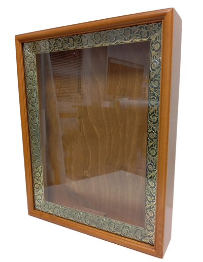 Киот деревянный с басменной рамой для иконы формата 30х40см.