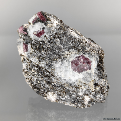 Корунд, фрагмент кристалла в слюдите. Рай-Из массив. ЯНАО. Россия.  53*45*30мм