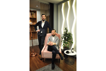 Дизайнеры интерьера — братья Жилины из Санкт-Петербурга. Это было их первое участие в телепроекте «Школа Ремонта».