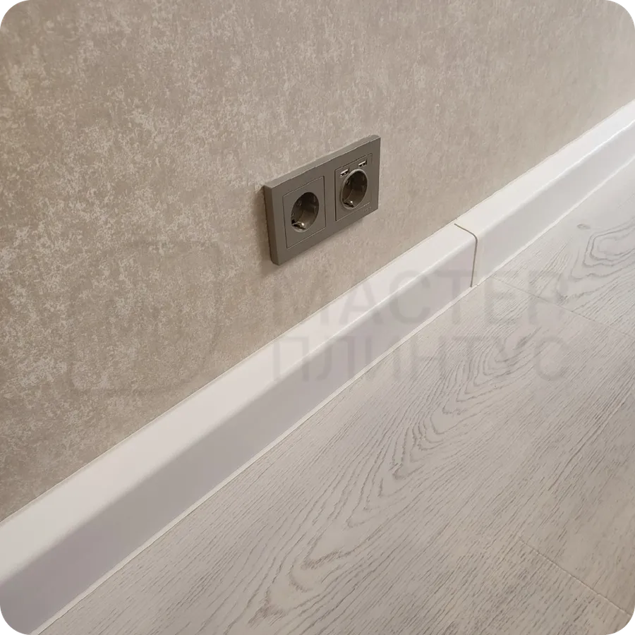 Трубы отопления полностью скрыты за плинтусом Aqua — интерьер выглядит аккуратно.