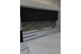 Кухня белый глянец с антресолью и островом