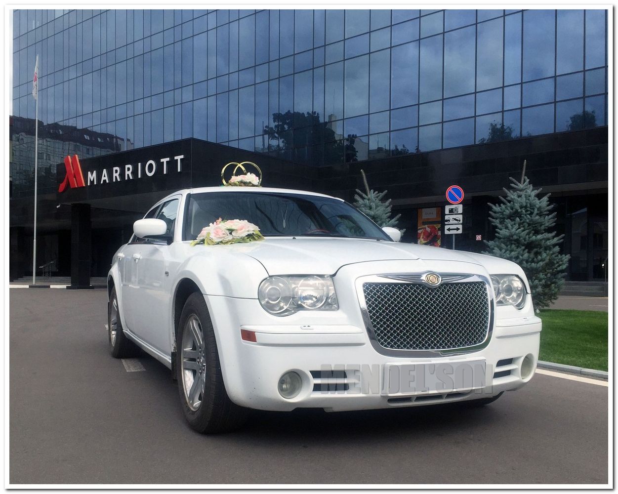 ПРОКАТ КРАЙСЛЕР 300С НА СВАДЬБУ (CHRYSLER 300C BENTLEY STYLE) БЕЛОСНЕЖНЫЙ, ЦЕНА ДОГОВОРНАЯ.