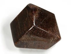 Гранат Альмандин, кристалл полированный, Россия, Кольский п-ов, Тахлинтуайв гора (40*35*34 мм, 110 г) №29834