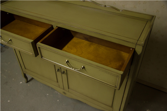 Двухстворчатый комод с 2 ящиками.