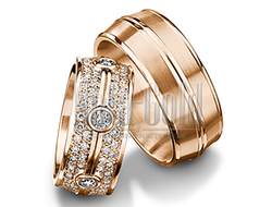 Обручальные кольца широкие из красного золота с многочисленными бриллиантами в женском кольце с выпу