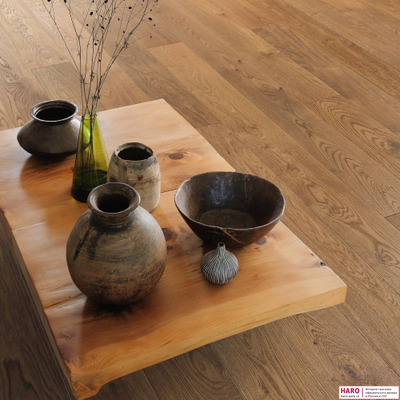 Декор паркетной доски Haro Дуб Дымчатый (Янтарный) Маркант Браш 4V 528678 в интерьере детально