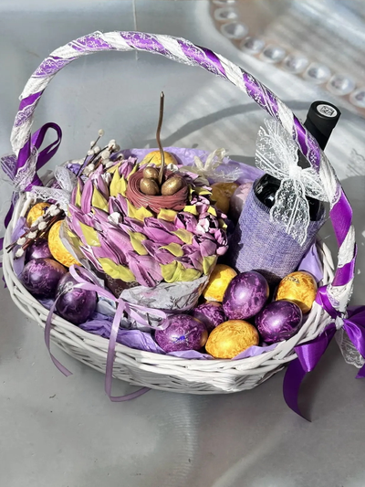 Пасхальная корзина с куличом