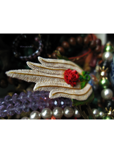 Роза Ветров. Необычная брошь с цветком и перьями из полимерной глины