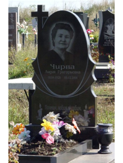 На фото круглый памятник на могилу с крестом женщине в СПб
