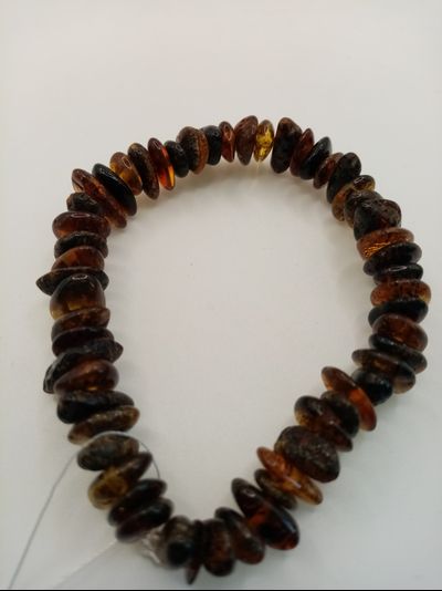 Браслет на резинке из обработанного янтаря.