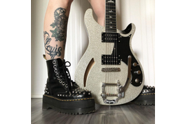 черные ботинки с шипами