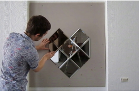 Укладка зеркальной плитки на стену