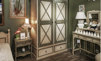 Шкаф для одежды двустворчатый, двери с перекрестиями.