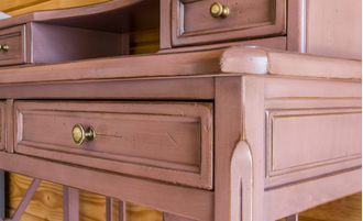 Туалетный стол с надстройкой и регулируемым зеркалом.