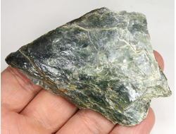 Серпентин, необработанный, дикий образец, Россия, КЧР, Урупский район (84*55*11 мм, 45 г) №37607