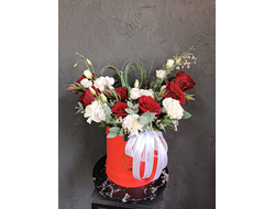 Композиция в шляпной коробке