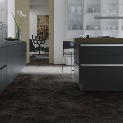 Биополы Wineo Purline 1500 stone XL Scivaro Slate PL038C в интерьере кухни