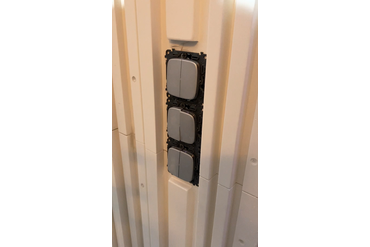 Еще один вариант подготовки мест под выключатели и розетки. Реноватором срезается рельеф панели до её основания, края закругляются. В деле поможет стамеска, наждачка и шлифовальная губка.