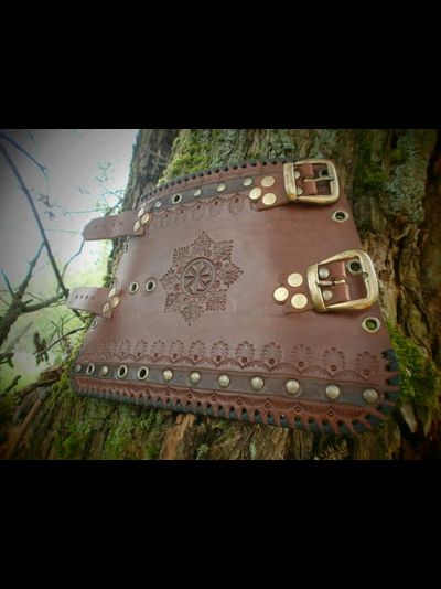 Наруч с отверстиями для самостоятельного закрепления ножа и дополнительными отверстиями для шнуровки.