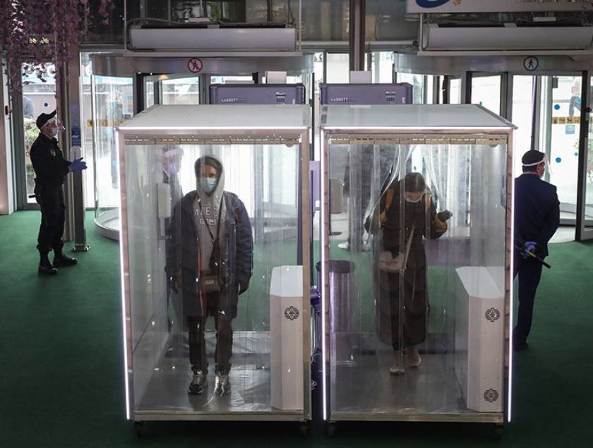 Дезинфекционные кабины на входе в ТРЦ &laquo;Европейский&raquo;, г. Москва