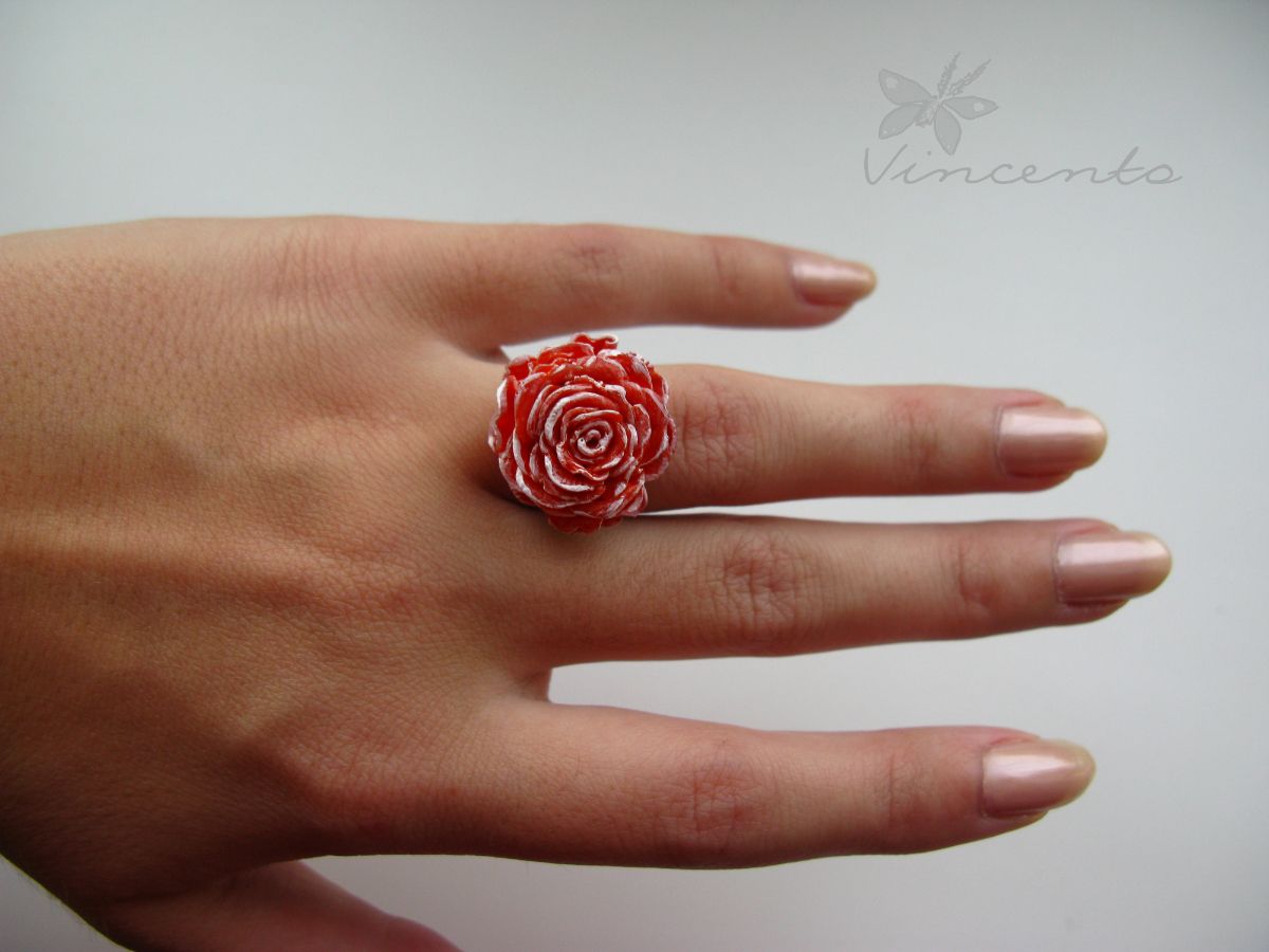 Необычное романтичное кольцо с заснеженной розой из коллекции волшебных украшений