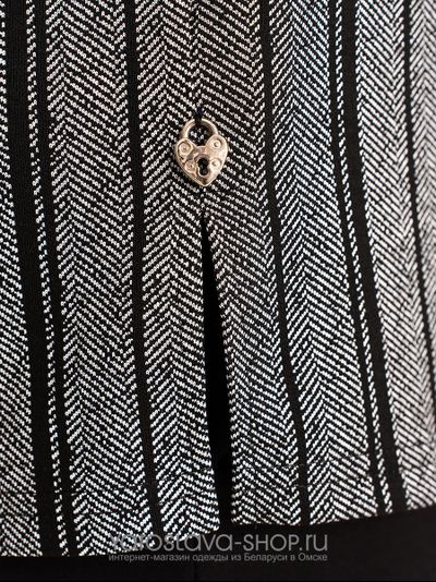 Женский трикотажный костюм с джемпером в полоску и юбкой черного цвета