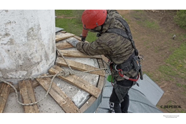 Укрепление кровельных листов на церкви