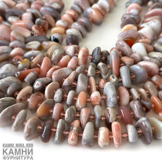 Агат Ботсвана розовый крупные чипсы фри-форм 13-20х7-9 мм через стеклянный рондель, цена за нить 19 см