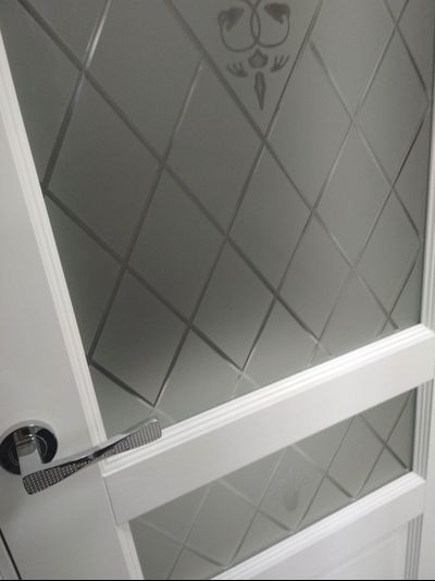 ЛАЙНДОР (УЛЬЯНОВСК)/ МОДЕЛЬ КАЛИНА-К/ НАТУРАЛЬНЫЙ ШПОН ЯСЕНЯ/ ПОЛОТНО ОСТЕКЛЕННОЕ/ ТОН 70 (ТЕКСТУРНАЯ БЕЛАЯ ЭМАЛЬ )