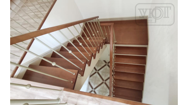 ЛЕСТНИЦА. ДВОЙНОЙ КОСОУР ЗАКРЫТОГО ТИПА С ОБШИВКОЙ + БАЛЮСТРАДА. ПОС. МАЛИНОВКА