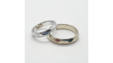 Обручальные кольца с гранями из белого золота. Женское покрыто белым родием, а мужское нет.